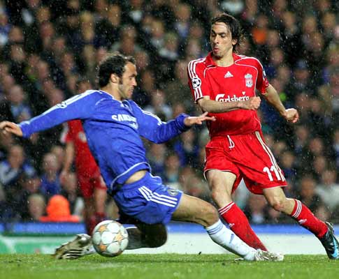 Ricardo Carvalho e Benayoun, Chelsea-Liverpool, meia-final da Liga dos Campeões em Stamford Bridge