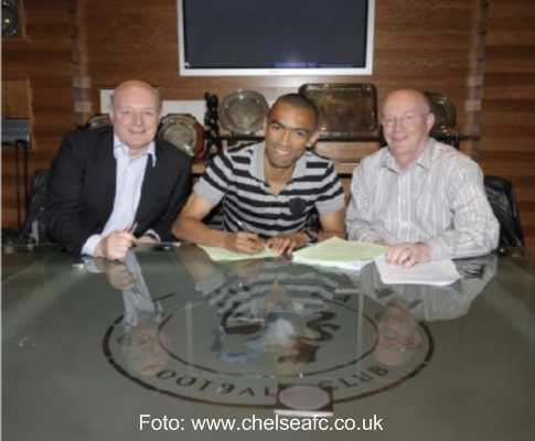 Bosingwa assina contrato com o Chelsea