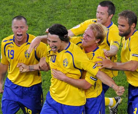 Ibrahimovic abraçado pelos companheiros após marcar o primeiro golo durante o Grécia-Suécia, do Grupo D do Euro-2008