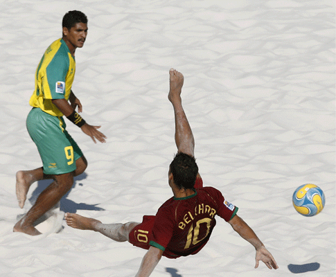 Belchior em pontapé acrobático no Mundial de futebol de praia