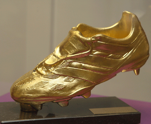 O troféu «Bota de Ouro» conquistado por Cristiano Ronaldo.