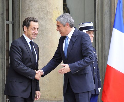 José Sócrates cumprimenta Nicolas Sarkozy