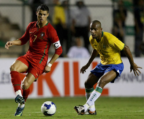 Cristiano Ronaldo (Portugal) pressionado por Maicon (Brasil)
