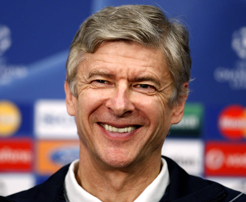 Arséne Wenger, treinador do Arsenal, bem-disposto antes do jogo com o F.C. Porto