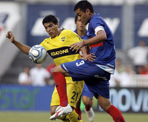 Juan Blengio (Tigre) pressioando por Cristian Chavez  (Boca)