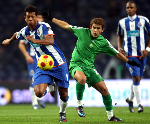 Guarin (F.C. Porto) e Leandro Lima (V. Setúbal) em luta pela bola