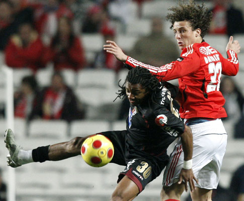 Alan (Sp. Braga) pressionado por David Luiz (Benfica)