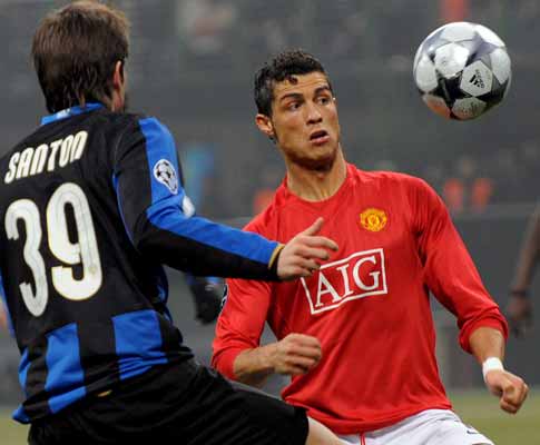 Cristiano Ronaldo e Davide Santon, durante o Inter-Manchester United