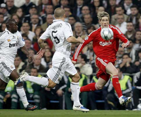 Torres foge a Diarra e Cannavaro no Real Madrid-Liverpool