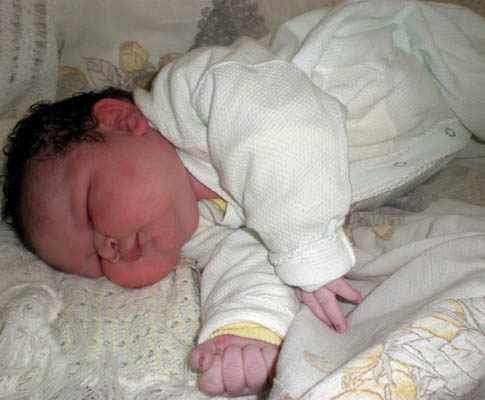 Recém-nacida com com 6,1 quilogramas e 56 centímetros, no Brasil