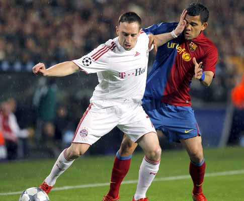Ribéry e Daniel Alves, durante o Barcelona-B. Munique