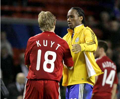 Dirk Kuyt e Didier Drogba, durante o Liverpool-Chelsea