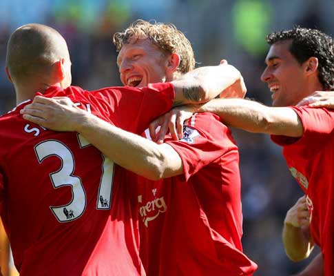 Dirk Kuyt (Liverpool) celebra golo ao Hull City