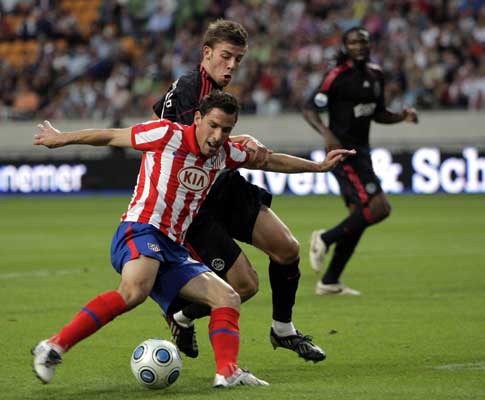 Toby Alderweireld (Ajax) pressiona Maxi Rodriguez (At. Madrid)