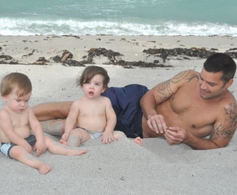 Ricky Martin com os filhos na praia (Foto: Site Oficial do Cantor)