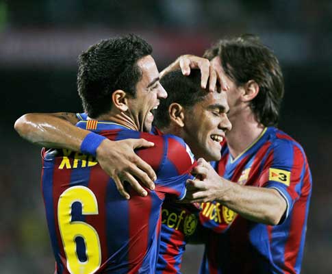 Messi e Xavi festejam golo de Dani Alves ao At. Madrid