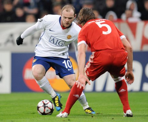 Rooney tenta passar por Van Buyten