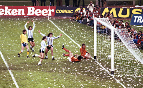 Mundial 1978: Kempes (10) marca pela Argentina na final com a Holanda (foto Atlântico Press/Press Association)