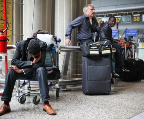 Passageiros à espera no aeroporto de Lisboa