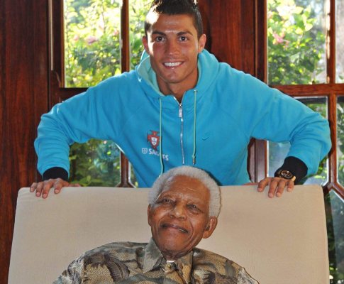 Cristiano Ronaldo e Nelson Mandela (Lusa)