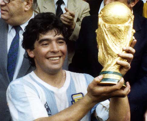 Mundial 86: Maradona com a Taça do Mundo (foto Atlântico Press/Picture Alliance/DPA)
