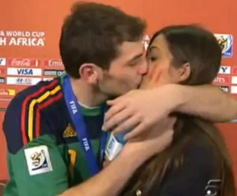 Casillas beija a namorada