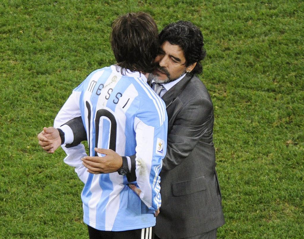 Diego Maradona e Lionel Messi depois da eliminação da Argentina no Mundial de Futebol, na África do Sul (EPA/Helmut Fohringer)