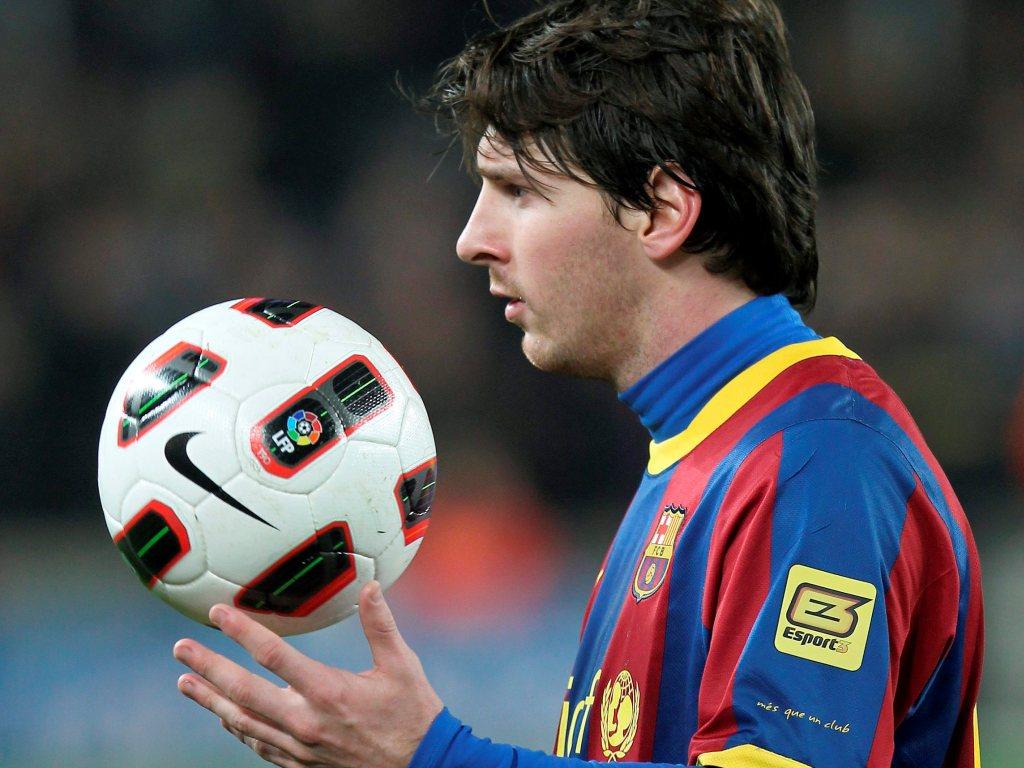 Messi com a bola na mão (EPA(