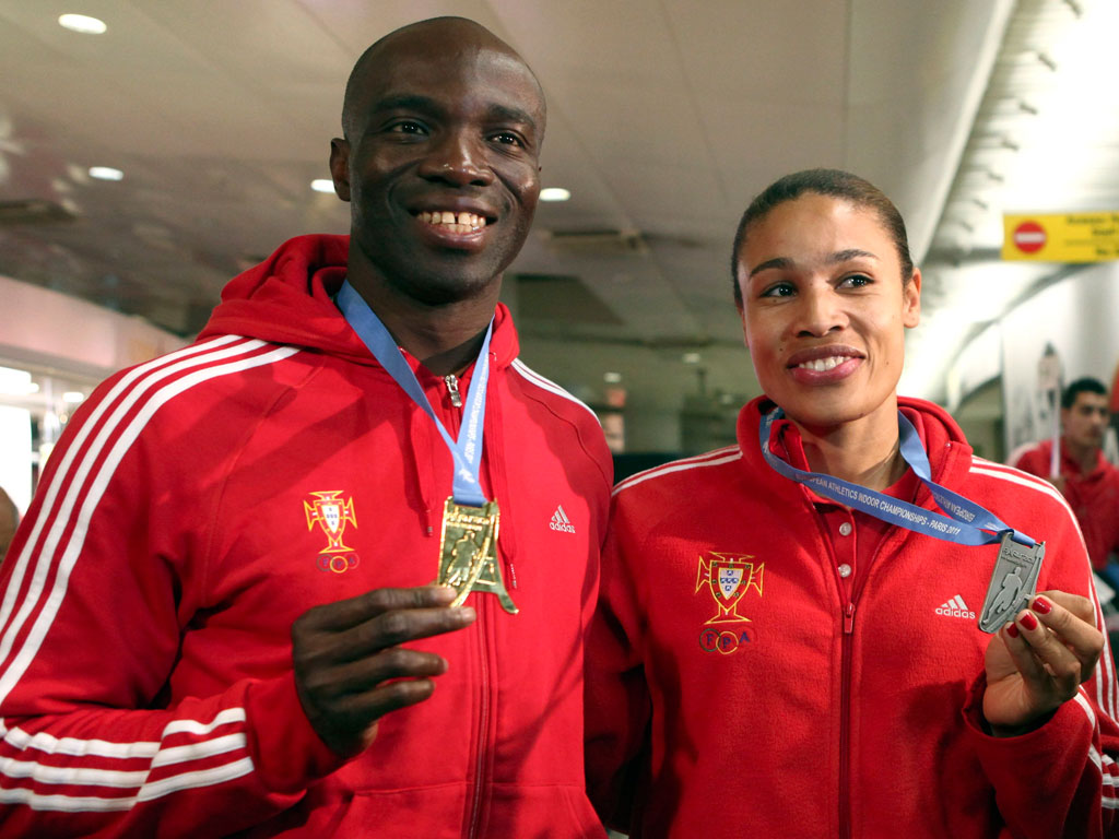 Obikwelu e Naide Gomes com as medalhas de Bercy