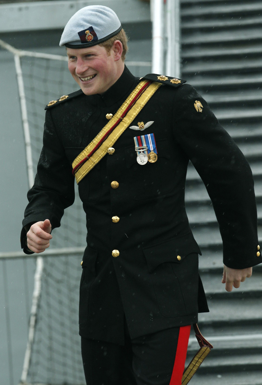 Príncipe Harry visita base naval em Portsmouth (Reuters)