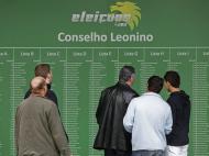 Sócios do Sporting consultam as listas de candidatos (André Kosters/Lusa)