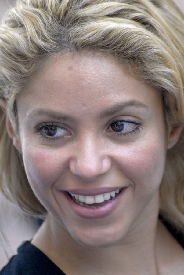 Shakira visita o Haiti (Reuters)