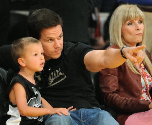Mark Wahlberg e o filho Michael assiste aos jogos da NBA (foto: Lusa/Epa)