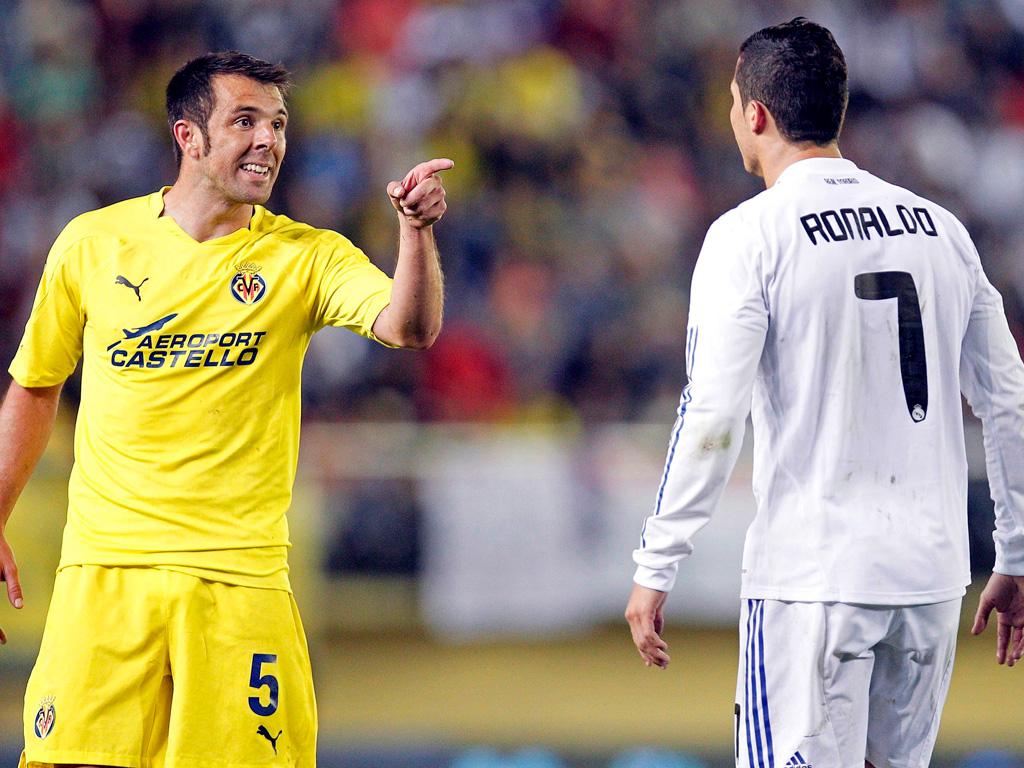 Marchena (Villarreal) discute com Ronaldo (Real Madrid)