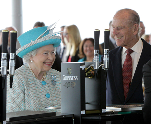 Rainha Isabel II e príncipe Philip recusam provar cerveja Guinness em Dublin Fotos: Reuters