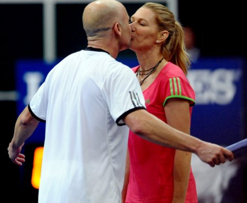 Andre Agassi e Steffi Graf beijam-se no court de ténis (foto: Lusa/Epa)