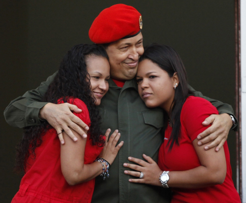 Hugo Chávez com as filhas Rosa e Maria Fotos: Reuters