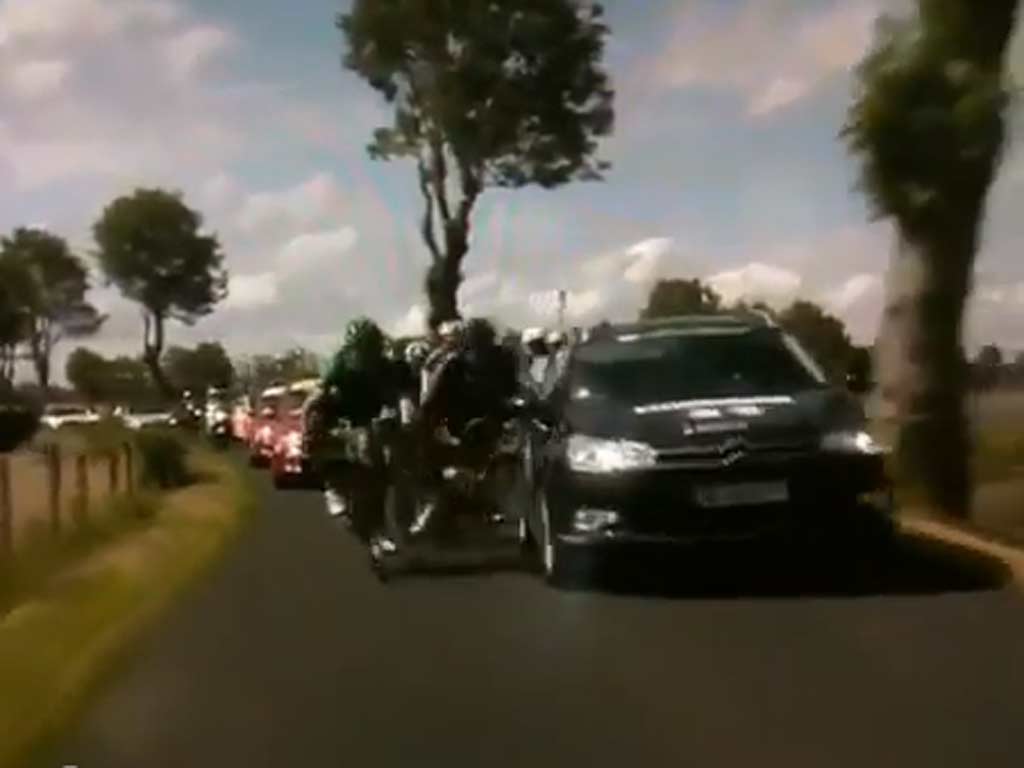 Carro atinge dois ciclistas