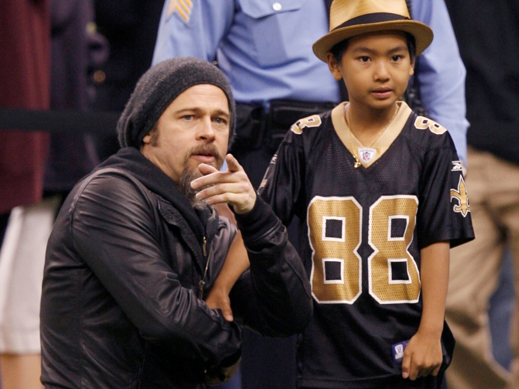 Brad Pitt e Maddox (foto Reuters)