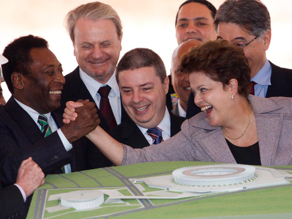 Dilma e Pelé congratulam-se pelas obras no estádio Mineirão, em Minas Gerais [Reuters]