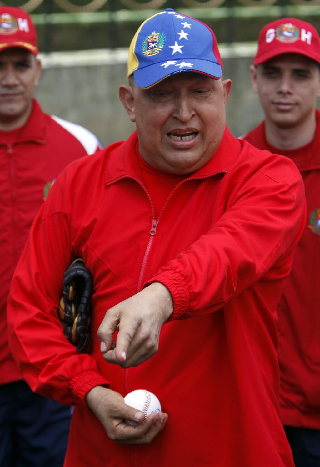 Chávez joga basebol para mostrar que está bem [EPA/David Fernández]