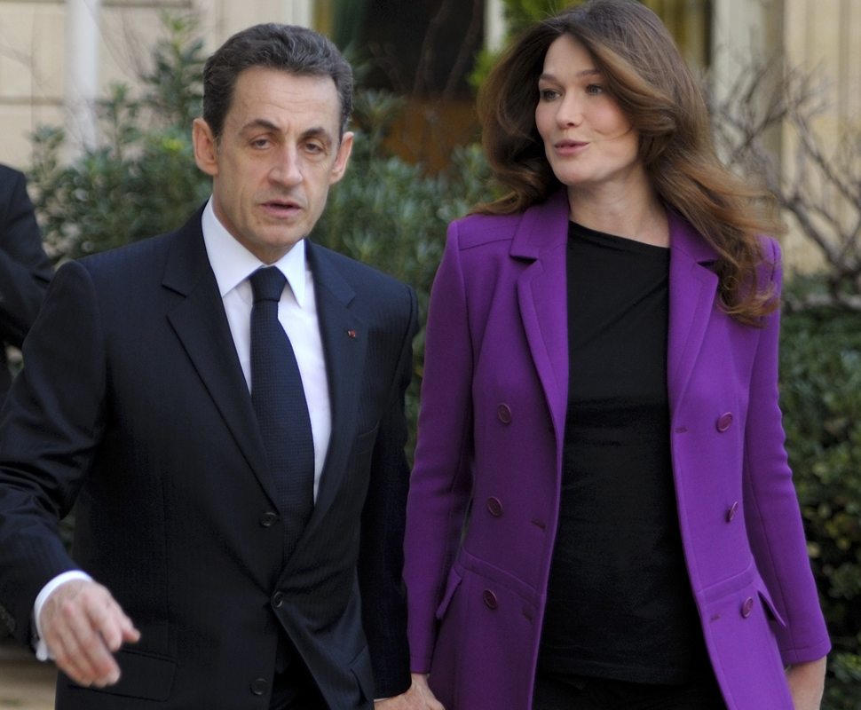Nicolas Sarkozy e Carla Bruni recebem o presidente da Costa do Marfim no Palácio do Eliseu Foto: Reuters