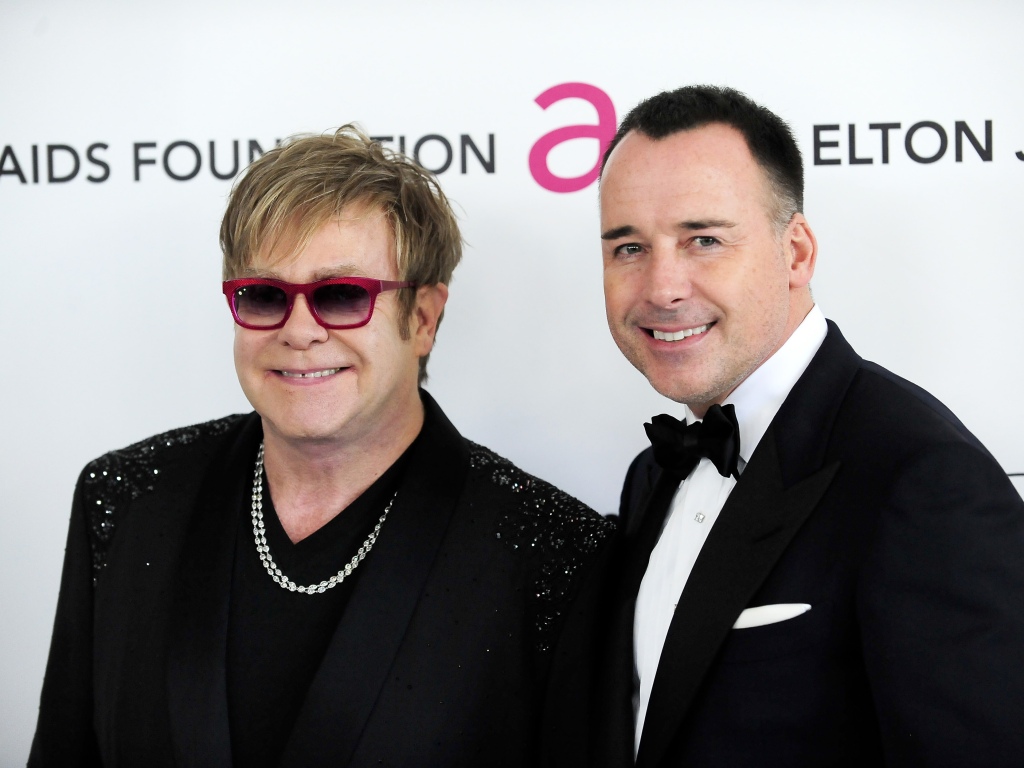 Elton John e David Furnish na festa da Elton John AIDS Foundation (Reuters)