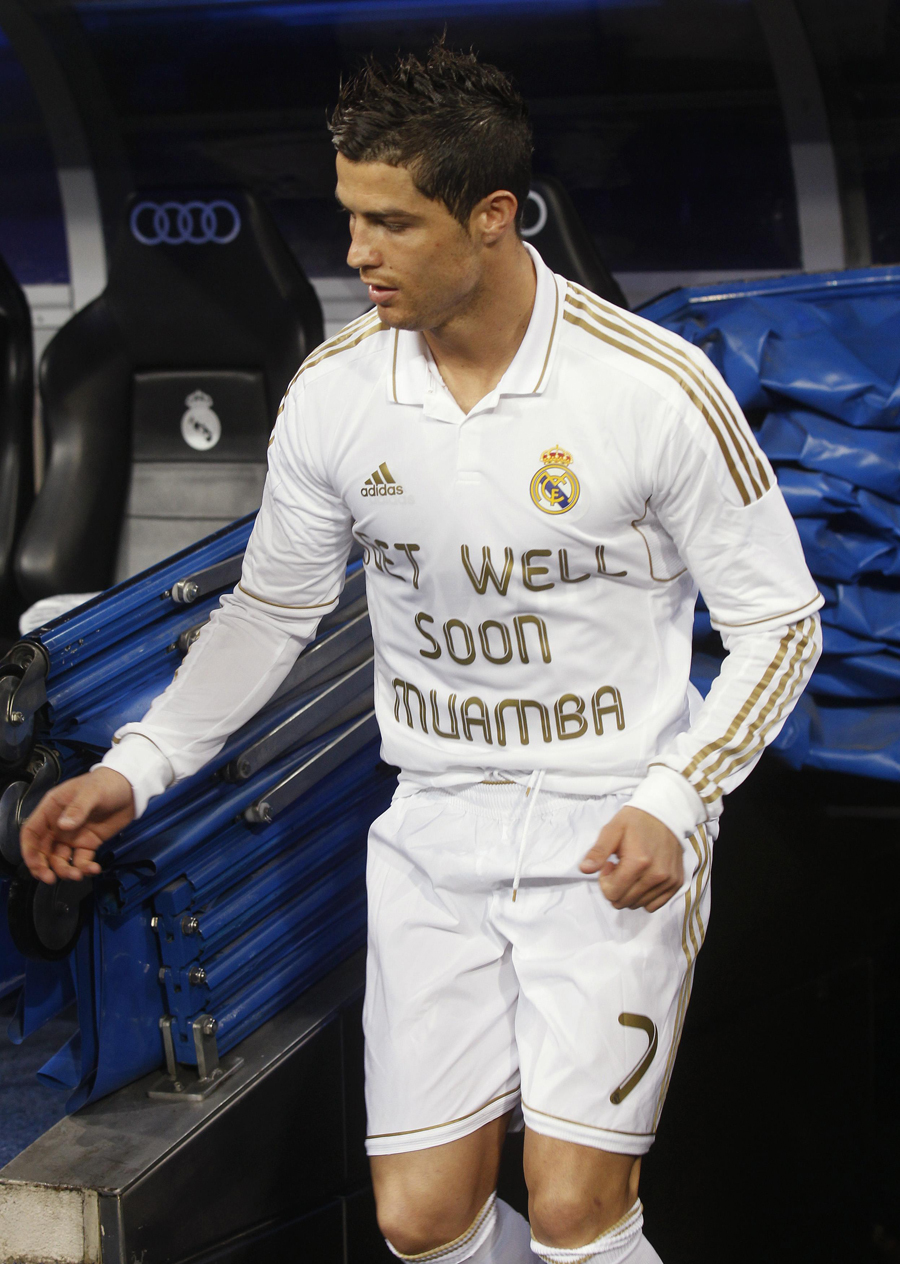 Cristiano Ronaldo usa t-shirt de apoio a Muamba Foto: Reuters