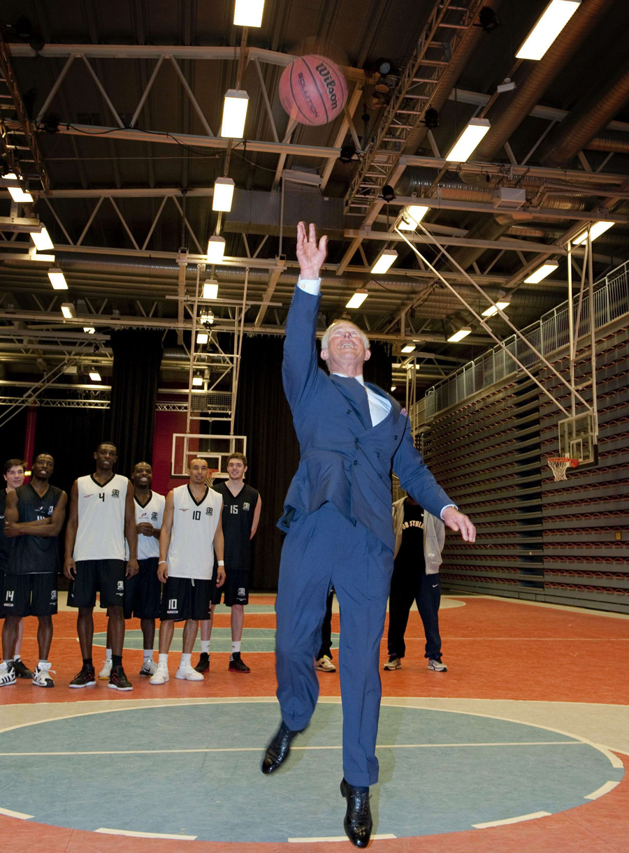 Príncipe Carlos joga basquetebol em Estocolmo Foto: Reuters