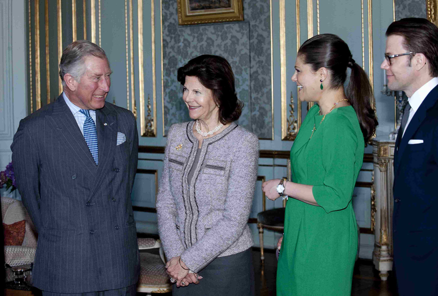 Carlos e Camila com família real sueca antes do almoço - Carlos e Camila em visita à Suécia Foto: Reuters