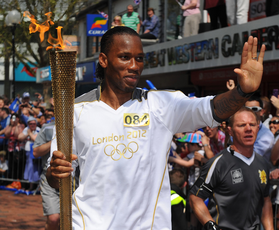 Didier Drogba transporta a chama olímpica para os Jogos Olímpicos de Londres 2012 Foto: Reuters