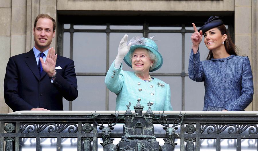 Kate Middleton e Príncipe William acompanham Rainha Isabel II em visita Nottingham Fotos: Reuters