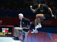 O salto do Chinês Zhang Jike depois de garantir o ouro no ténis de mesa