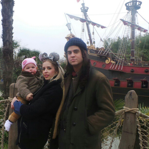 Peaches Geldof diverte-se com a família na Disneyland Paris